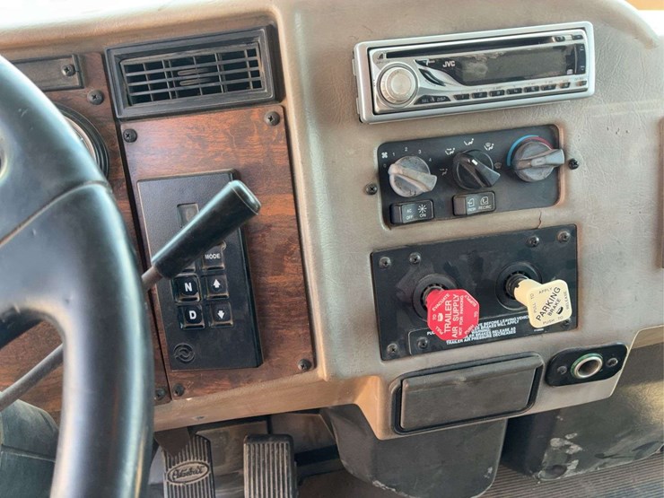 2000-peterbilt-330-image-17