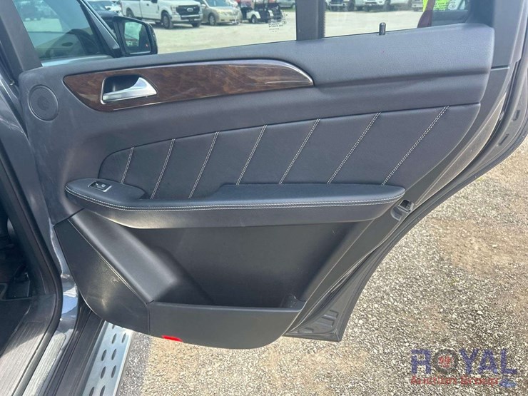 2016-mercedes-benz-gl450-image-21