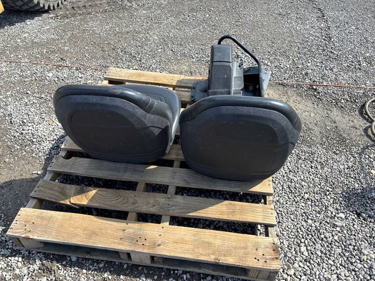 #113254-•-seats-for-2016-825-gator-w/bracket-image-7