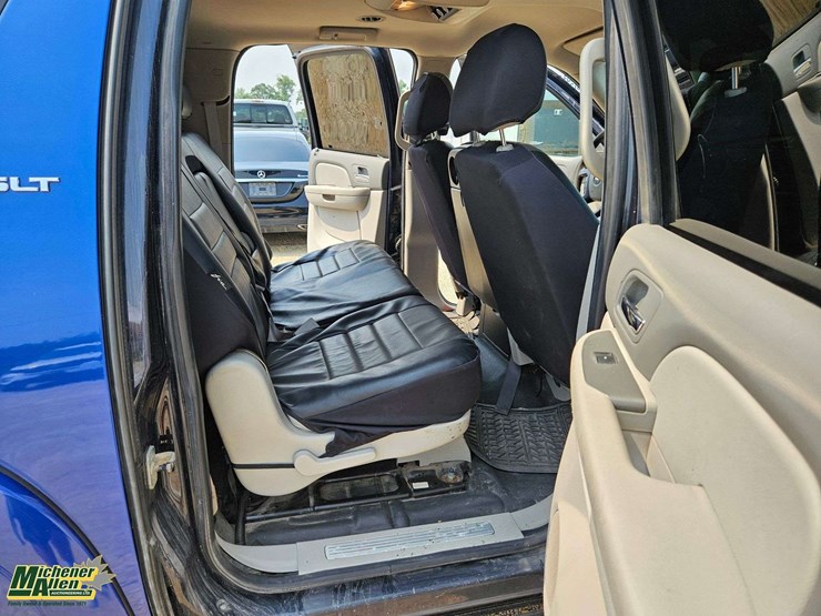 2008-chevrolet-suburban-image-25