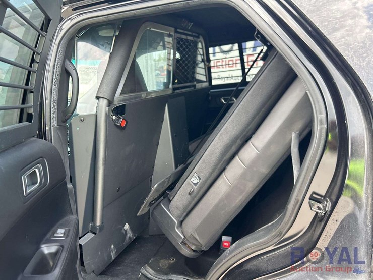2016-ford-explorer-image-21
