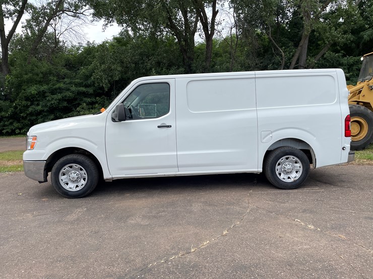 2013-nissan-nv2500-image-2