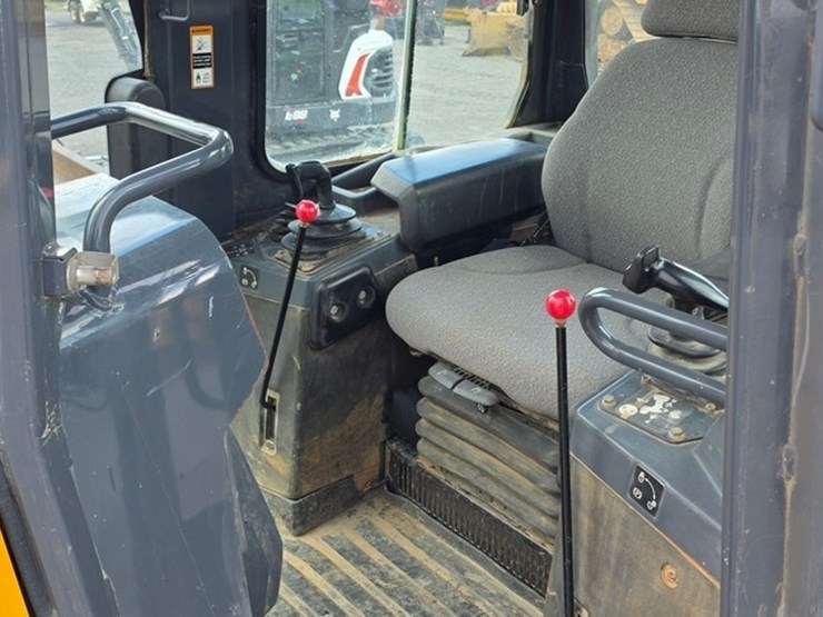 2014-deere-700k-lgp-image-65