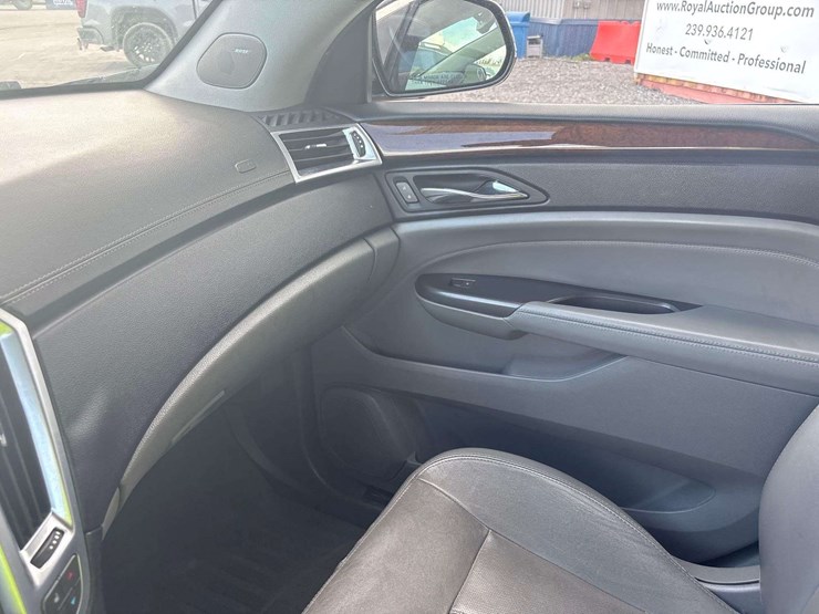 2012-cadillac-srx-image-16