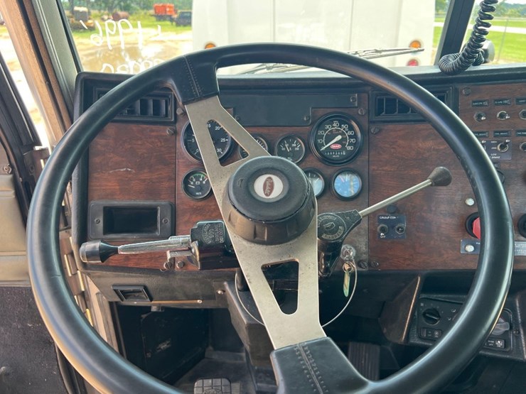 1996-peterbilt-379-image-32