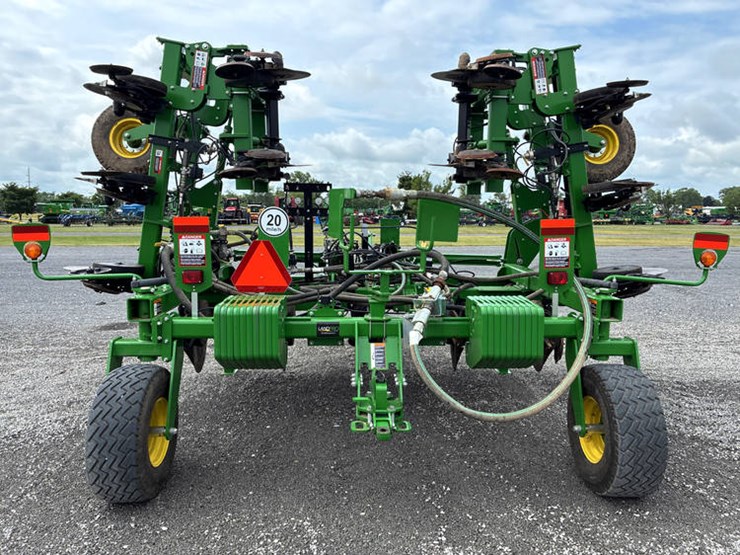 2023-john-deere-2510h-image-7