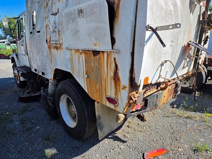 2002-freightliner-fl70-image-18