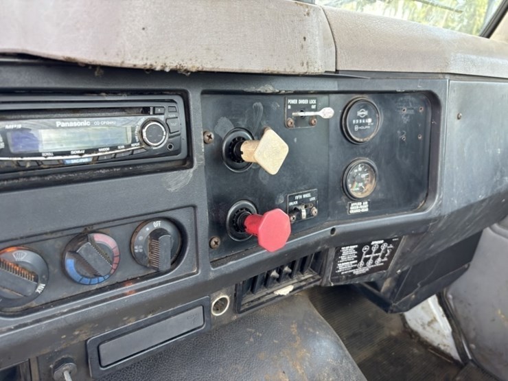 1996-international-8100-image-26