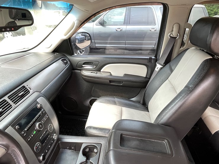 2008-chevrolet-suburban-image-57