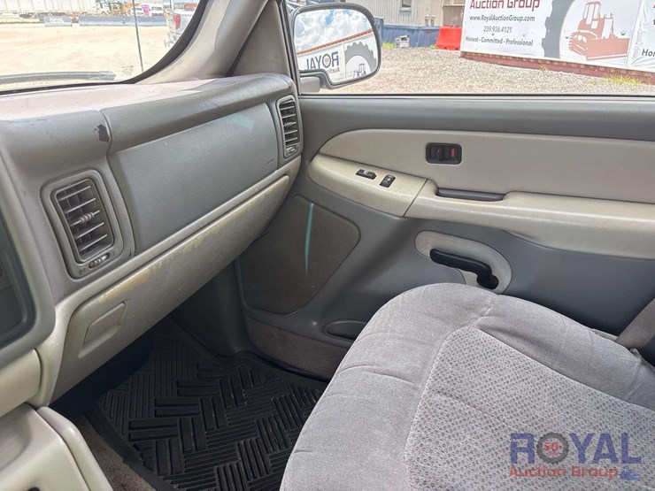2001-chevrolet-tahoe-image-12
