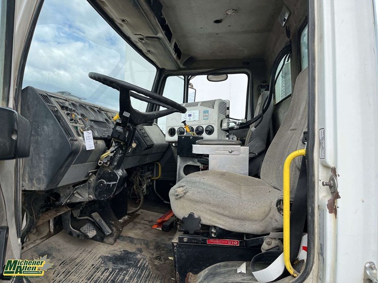 1999-freightliner-fl80-image-9