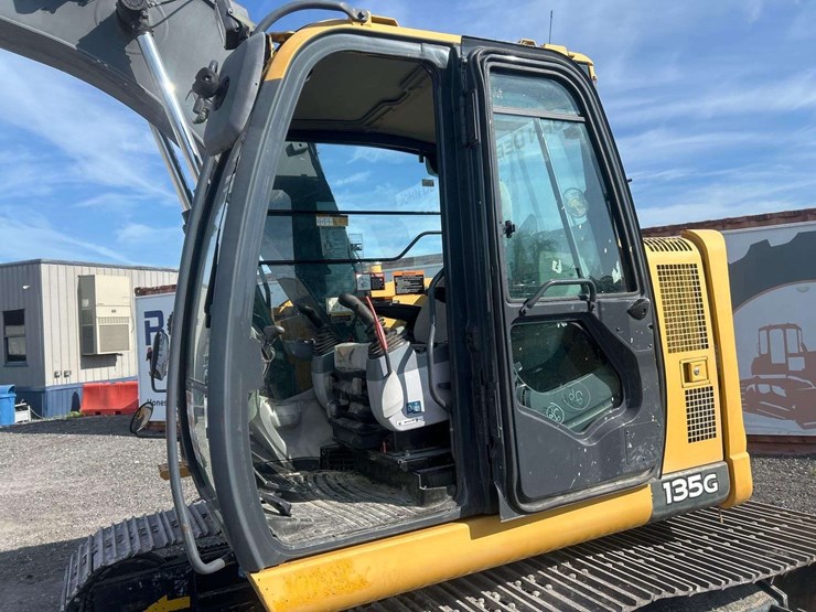 2015-deere-135g-image-8