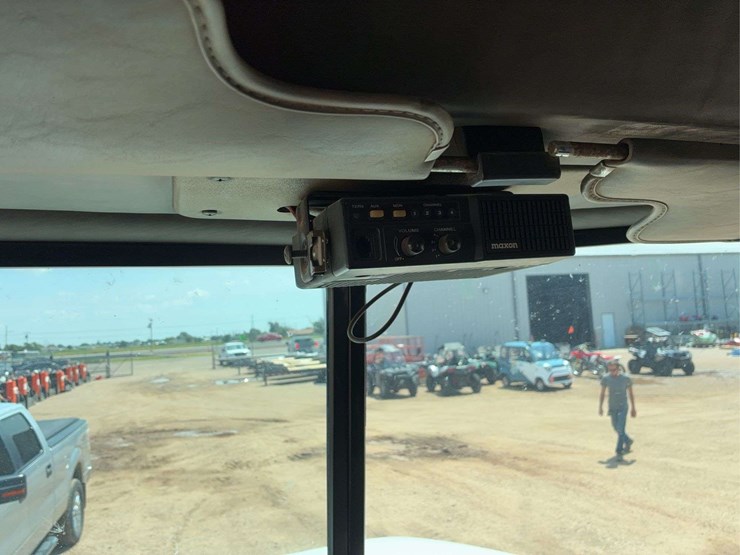 2000-peterbilt-330-image-18