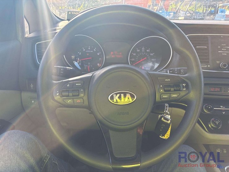 2015-kia-sedona-image-13