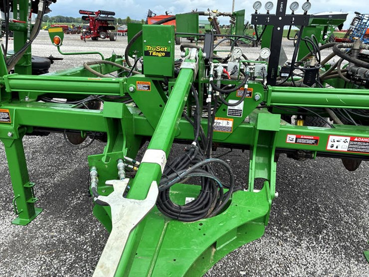 2023-john-deere-2510h-image-15