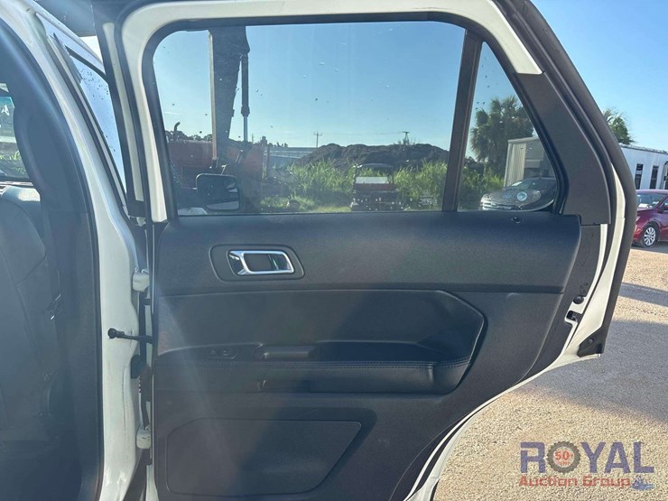 2016-ford-explorer-image-19