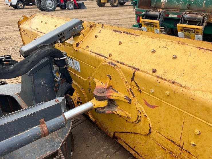 2020-deere-700k-lgp-image-21
