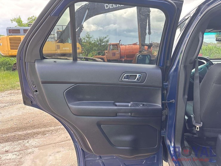 2016-ford-explorer-image-15