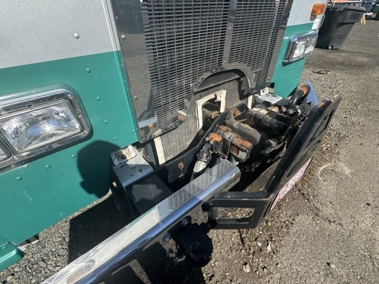2007-peterbilt-320-image-10
