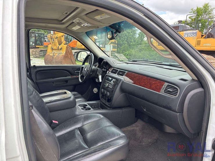 2010-chevrolet-tahoe-image-19