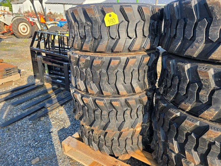 new-4-12-16.5-forerunner-skidloader-tires-image-1
