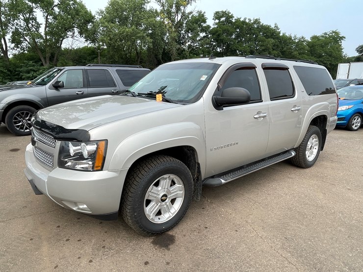 2008-chevrolet-suburban-image-1