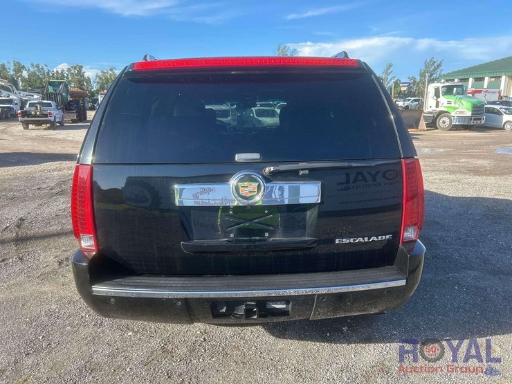 2013-cadillac-escalade-image-23