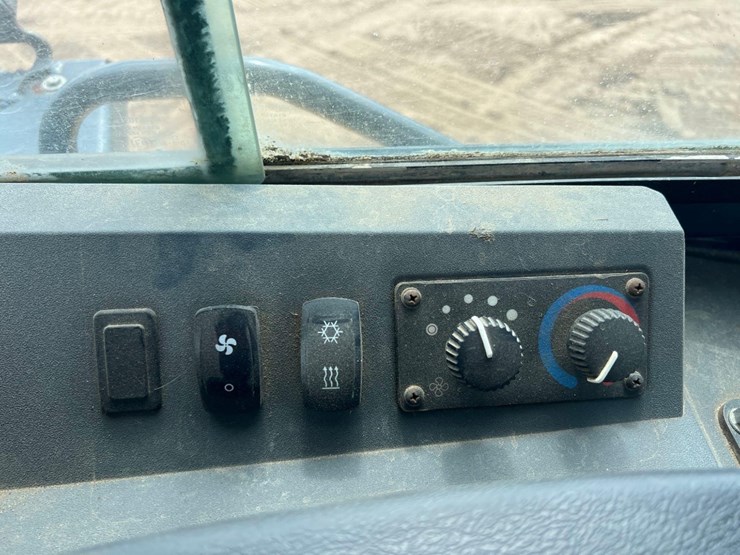 2020-deere-700k-lgp-image-38