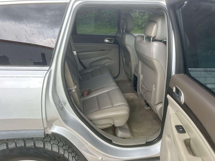 2011-jeep-grand-cherokee-laredo-image-24