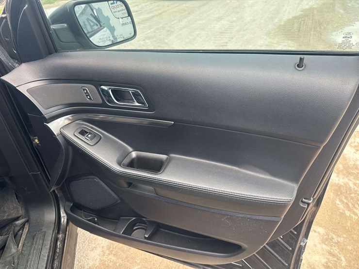 2019-ford-explorer-image-25
