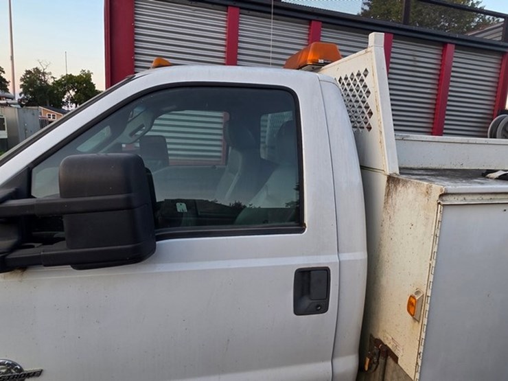 2010-ford-f550-image-34