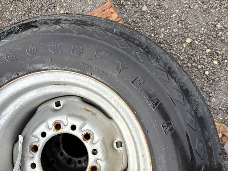 #113242-•-pair-of-9.5l14-tires-image-8
