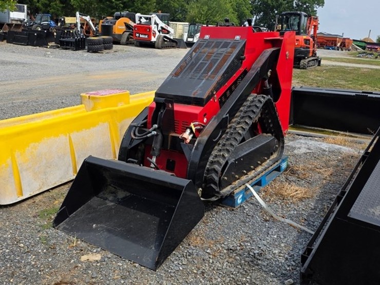 new-valley-pioneer-scl850-mini-skidloader-image-2
