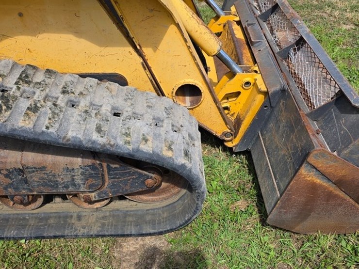 2007-deere-ct332-image-8