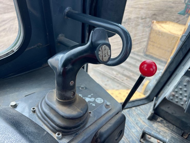 2020-deere-700k-lgp-image-36