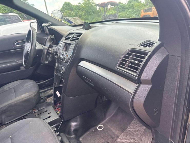 2019-ford-explorer-image-26