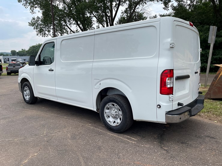 2013-nissan-nv2500-image-3