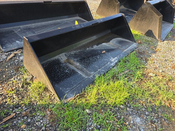 new-swict-84"-skidloader-bucket-image-4