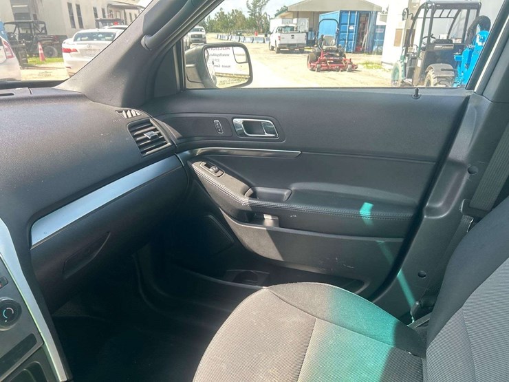 2015-ford-explorer-image-9