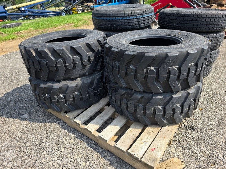 new-4-17.5-forerunner-skidloader-tires-image-1