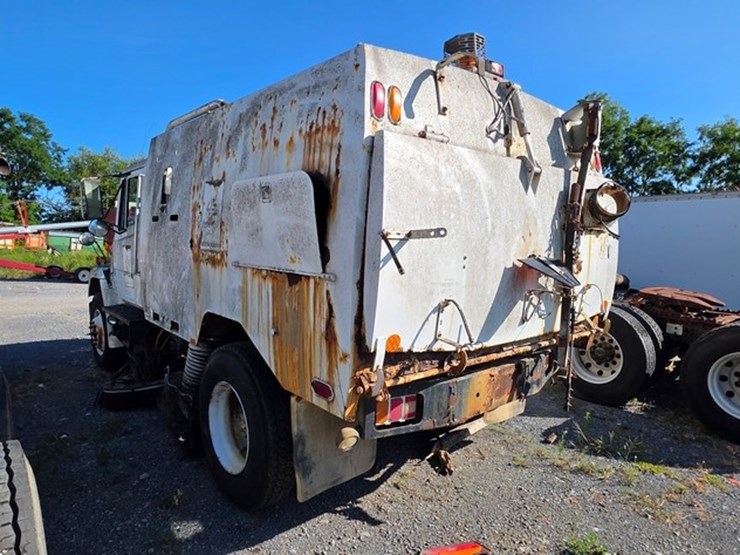2002-freightliner-fl70-image-3