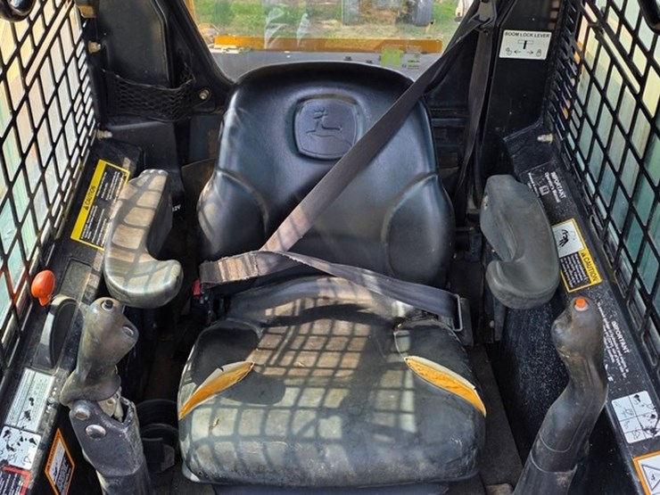 2007-deere-ct332-image-39