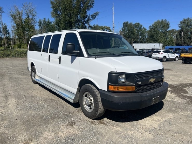 2015-chevrolet-express-3500-image-2