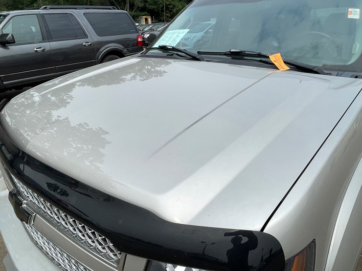 2008-chevrolet-suburban-image-11