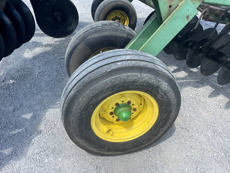 john-deere-235-image-9