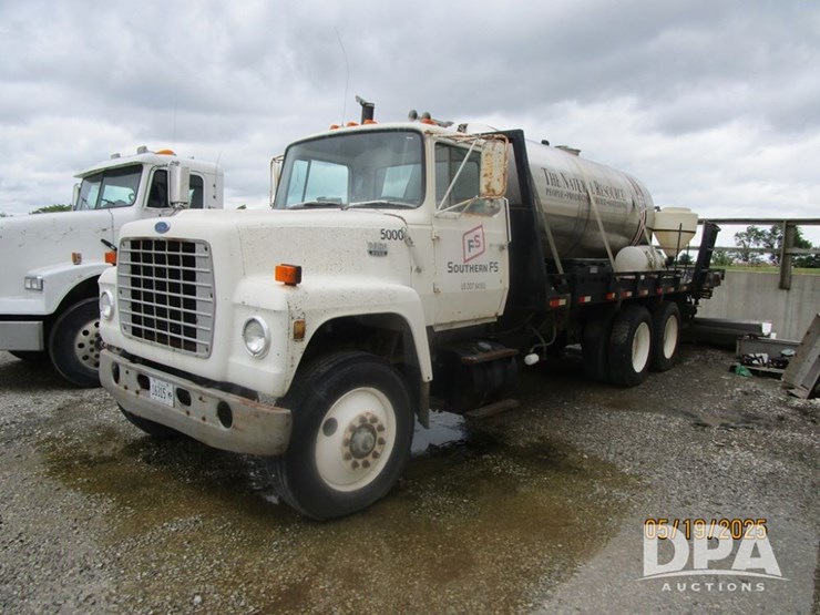 1985-ford-9000-image-1