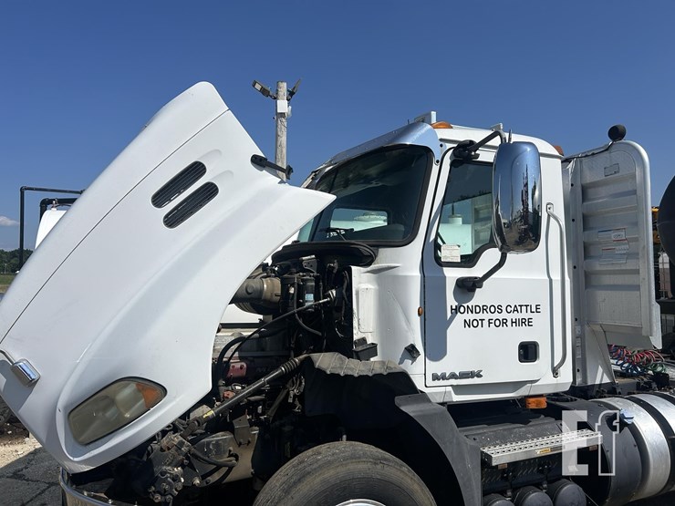 2011-mack-pinnacle-cxu613-image-1