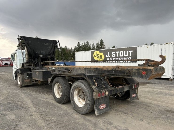1988-peterbilt-320-image-3