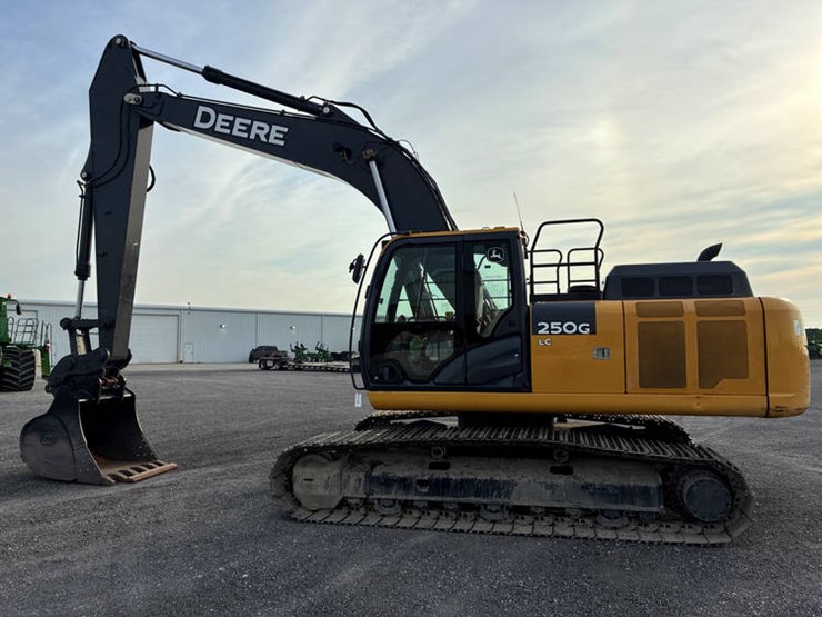 2021-john-deere-250-image-9
