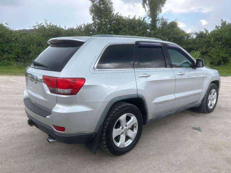 2011-jeep-grand-cherokee-laredo-image-3